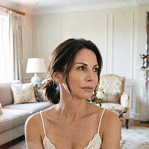 Anne-Charlotte escort in Aix-en-provence offers Sexo Anal
 services