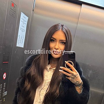 Chloe escort in Wien offers Girlfriend Experience(GFE) services