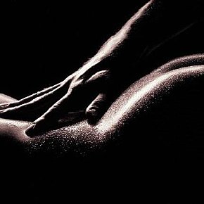 James Vip Escort escort in Paris offers Erotic massage services