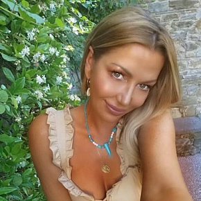 Hot girl in London offers Analsex