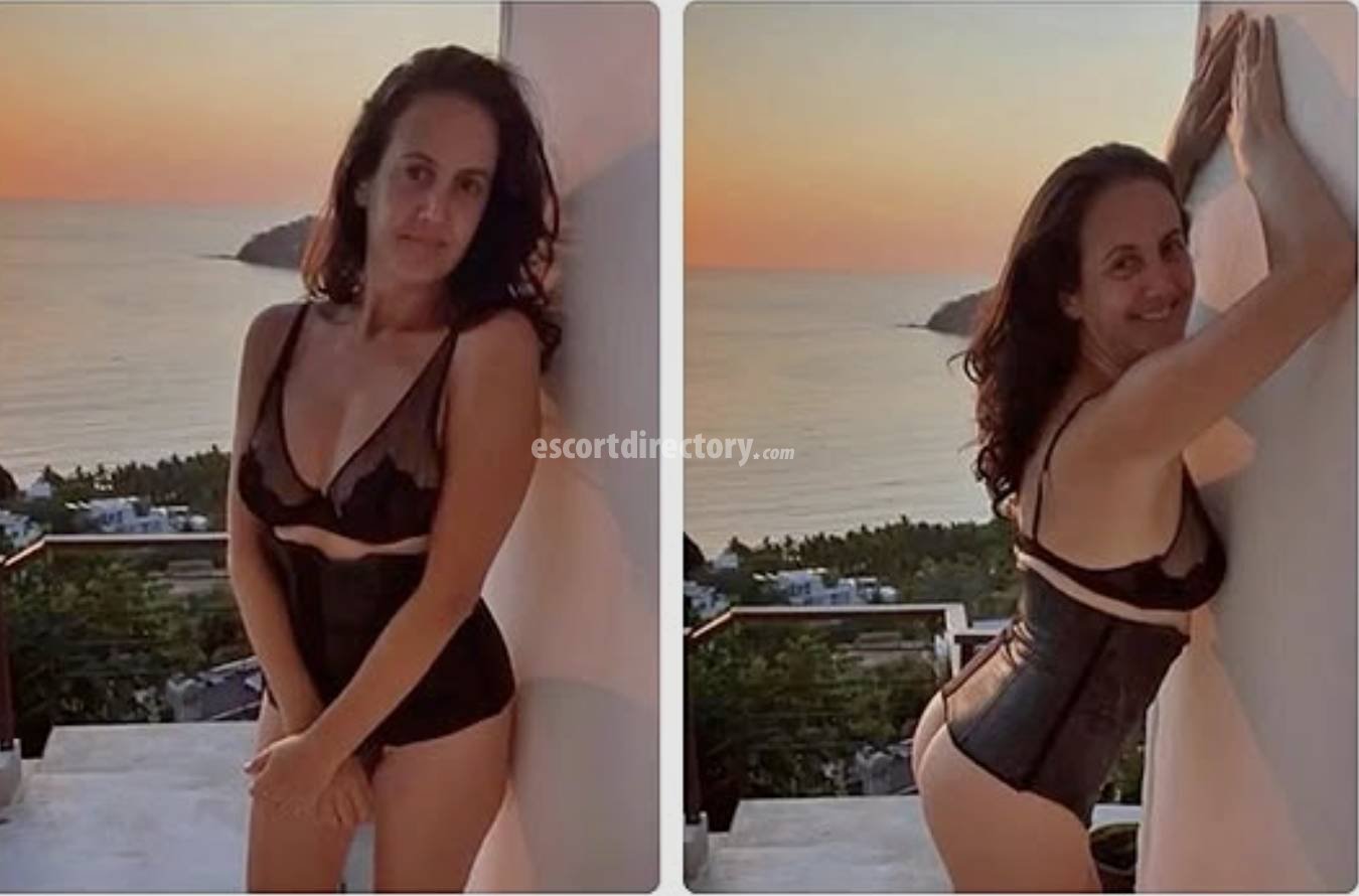 Hot girl in London offers strap on