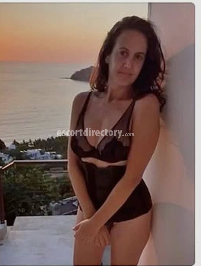 Hot girl in London offers erotic massage