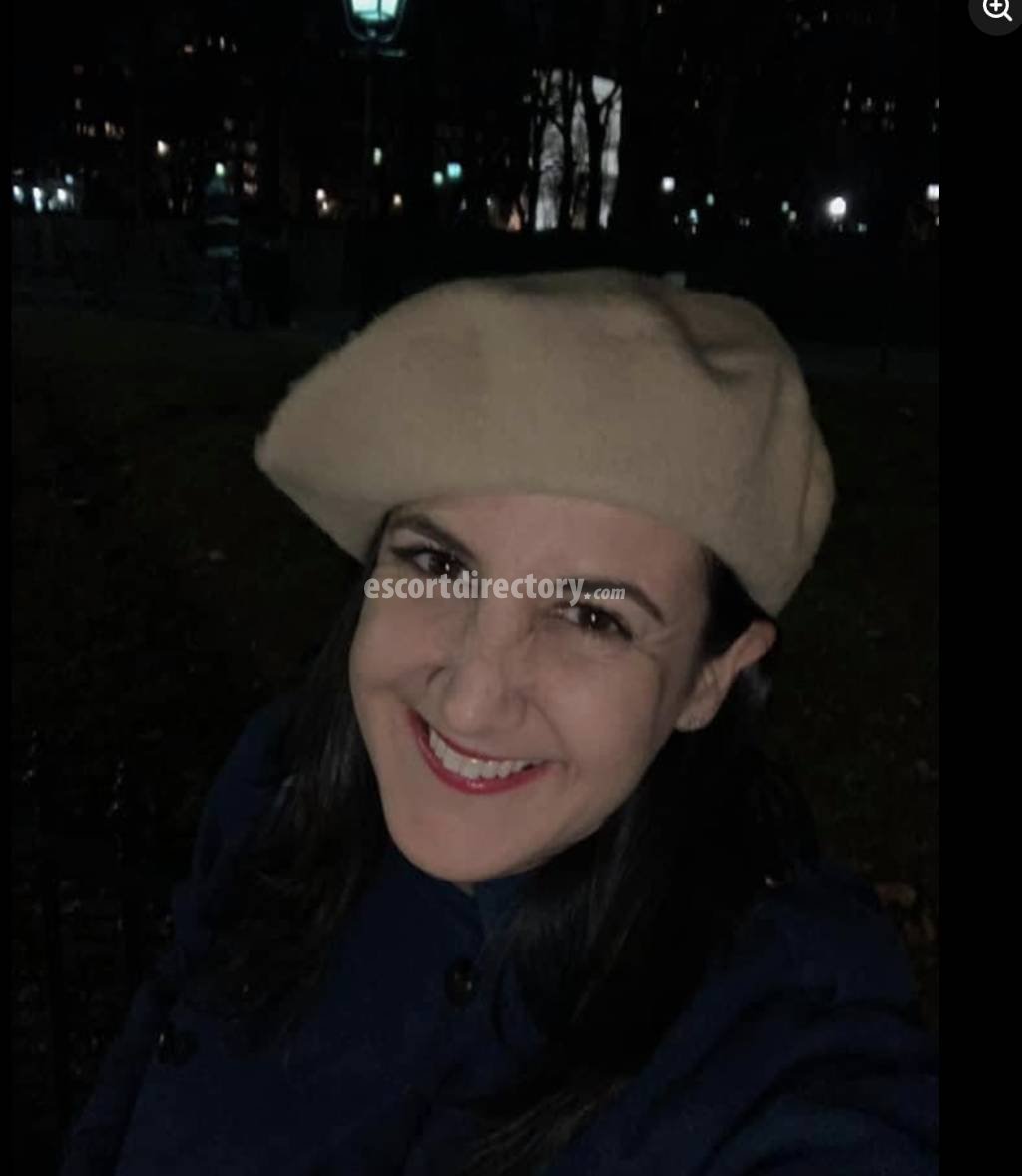 Hot girl in London offers Strap on
