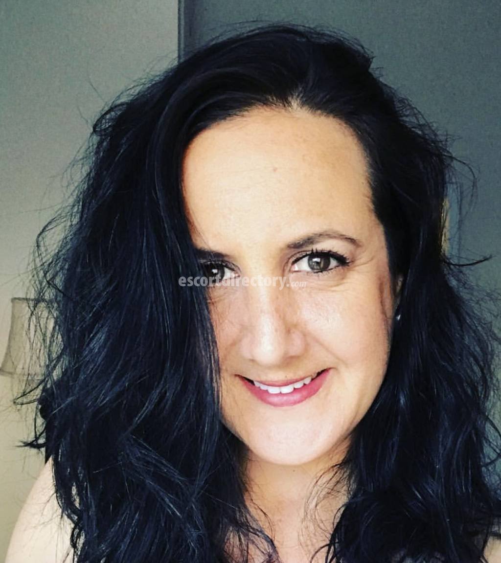 Hot girl in London offers handjob