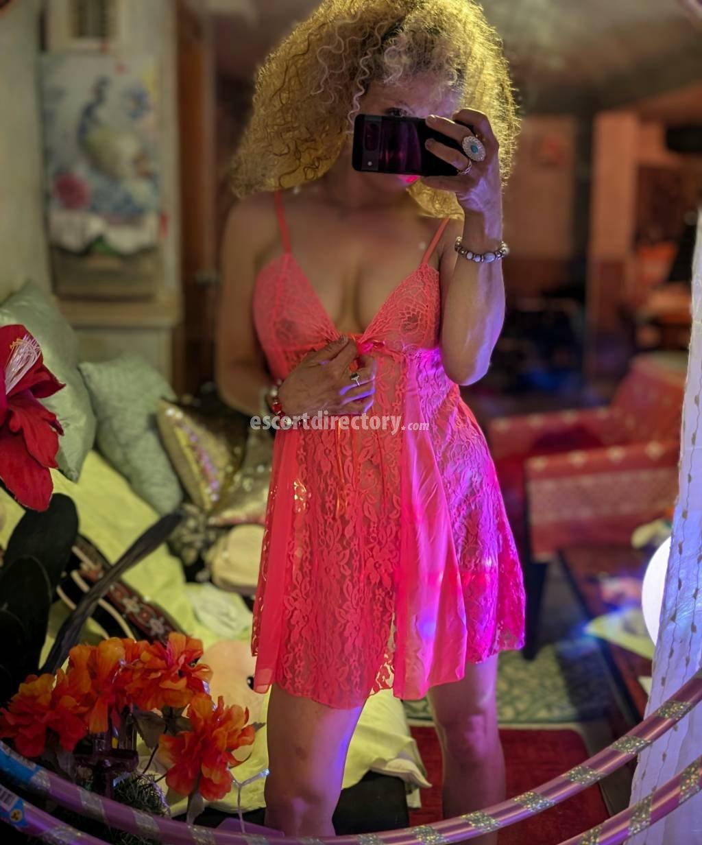 Alessia Amore performs Massage érotique, escort in Toronto