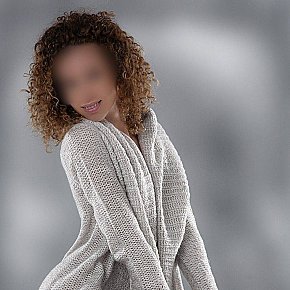Bibi escort in Madrid offers French Kissing services