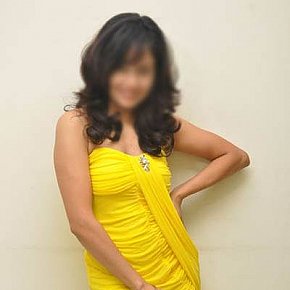 Radhika-Mishra Étudiante escort in  offers Embrasser services