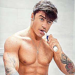 Jock-Vinny Muscular escort in London offers Beija se rolar química services