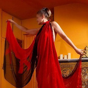 Tantra-Dara Mature escort in Vienna offers Erotic massage services