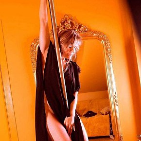 Tantra-Dara Mature escort in Vienna offers Erotic massage services