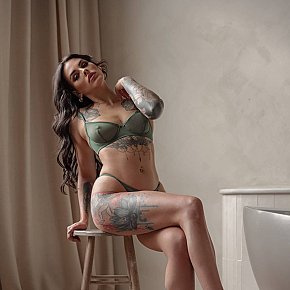 Hot girl in Montreal offers handjob