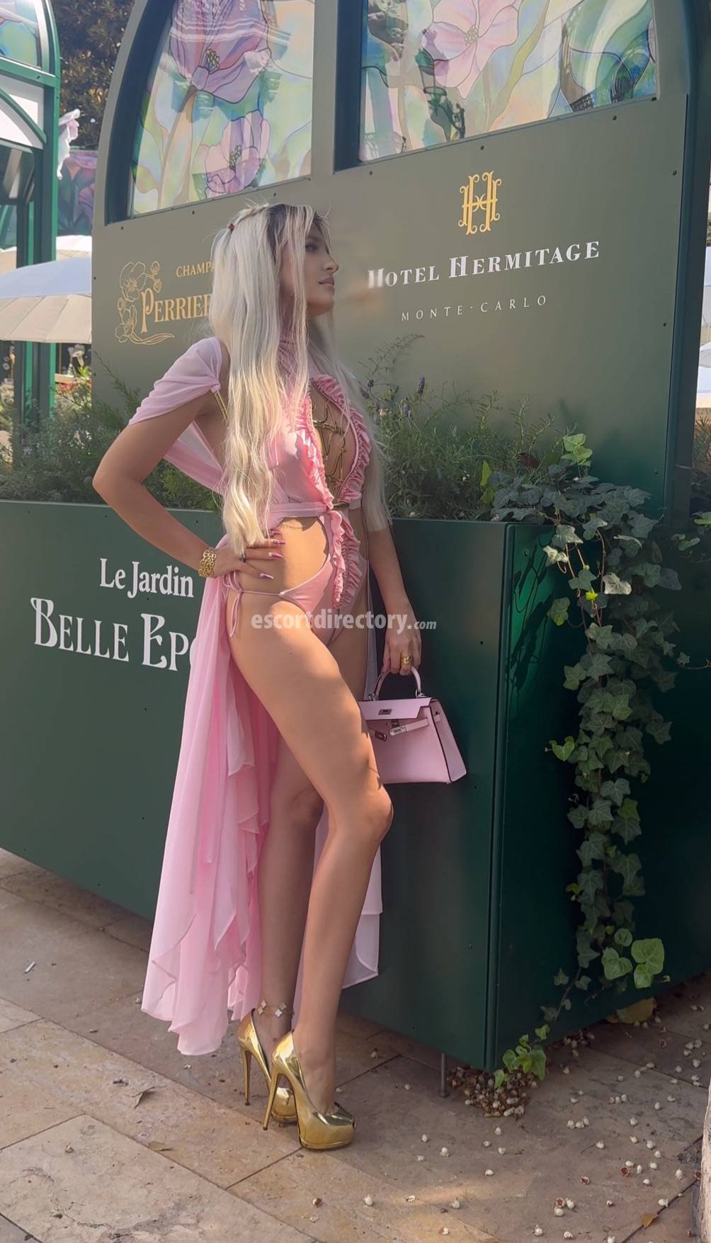 Lika-DIFC escort in Dubai offers Podolatria services