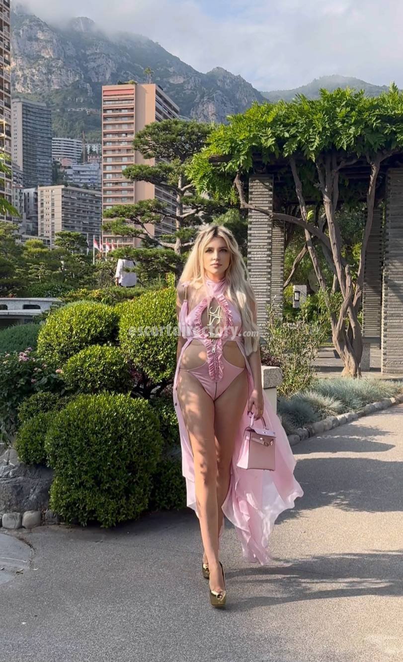 Lika-DIFC escort in Dubai offers Podolatria services