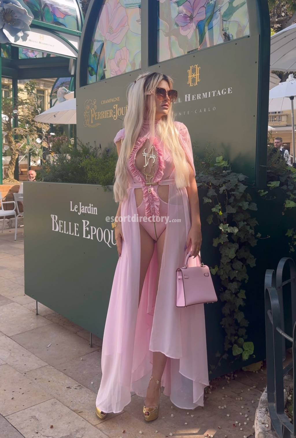 Lika-DIFC escort in Dubai offers Podolatria services