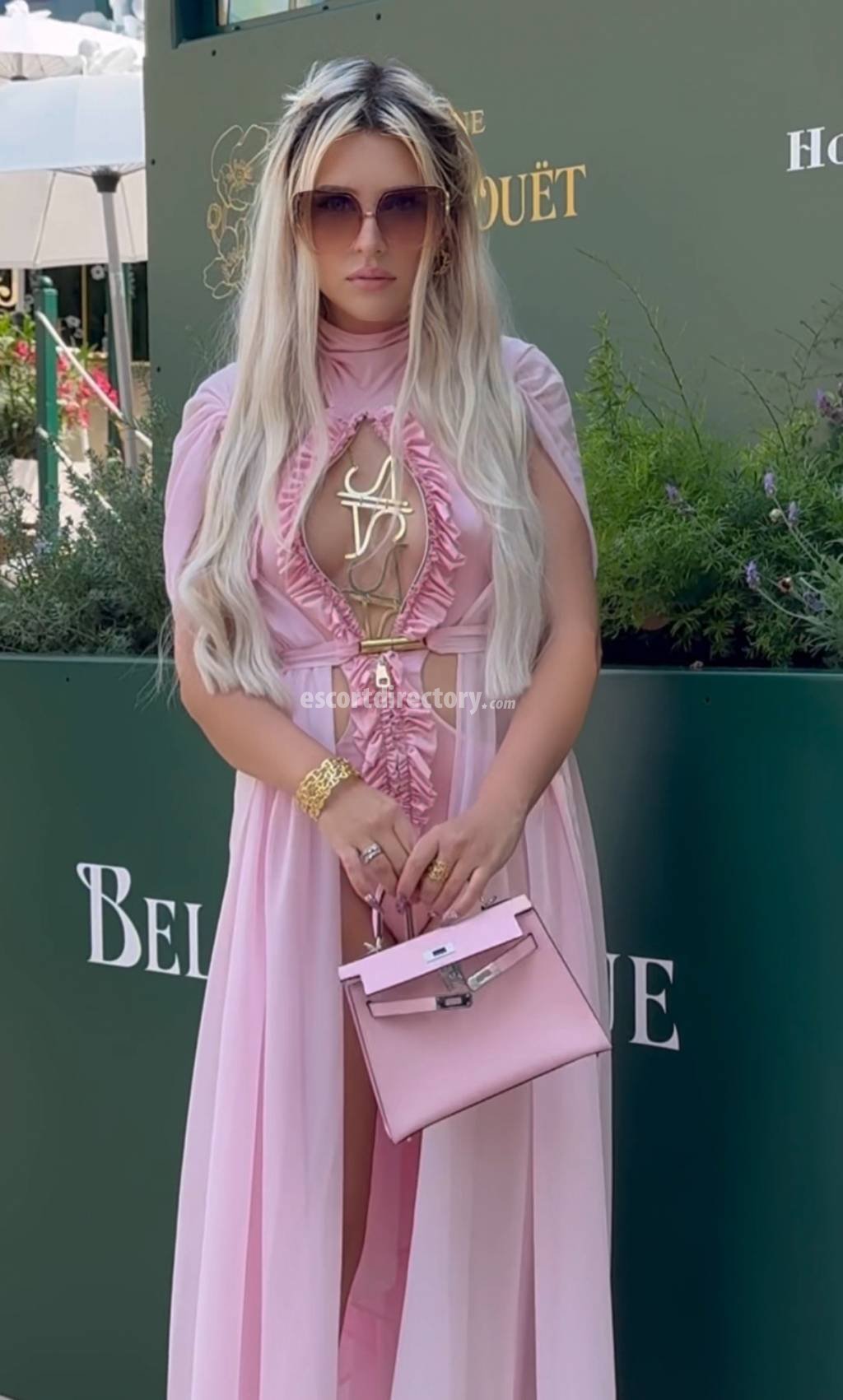 Lika-DIFC escort in Dubai offers Podolatria services