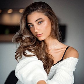 EMPAR performs Sexo en diferentes posturas, escort in Paris