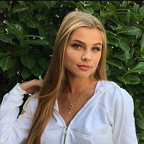 TAMSIN Sportivă escort in Paris offers Sărut Franţuzesc services