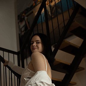 Hot girl in Brussels offers erotic massage