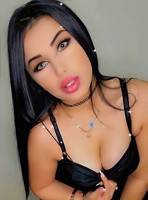 NOUR escort in Dubai offers Kissing if good chemistry services