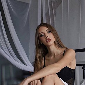 Alyosha Modella/Ex-modella escort in Paris offers Massaggio intimo services