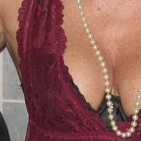 Tantra-Baronesse Mature escort in Vienna offers Erotic massage services