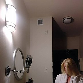 Hot girl in Calgary offers girlfriend experience (GFE)
