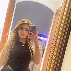 Shemale-Kat escort in Dubai offers Cum on Face services