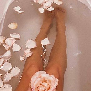 SOFI escort in Viareggio offers Dusch services