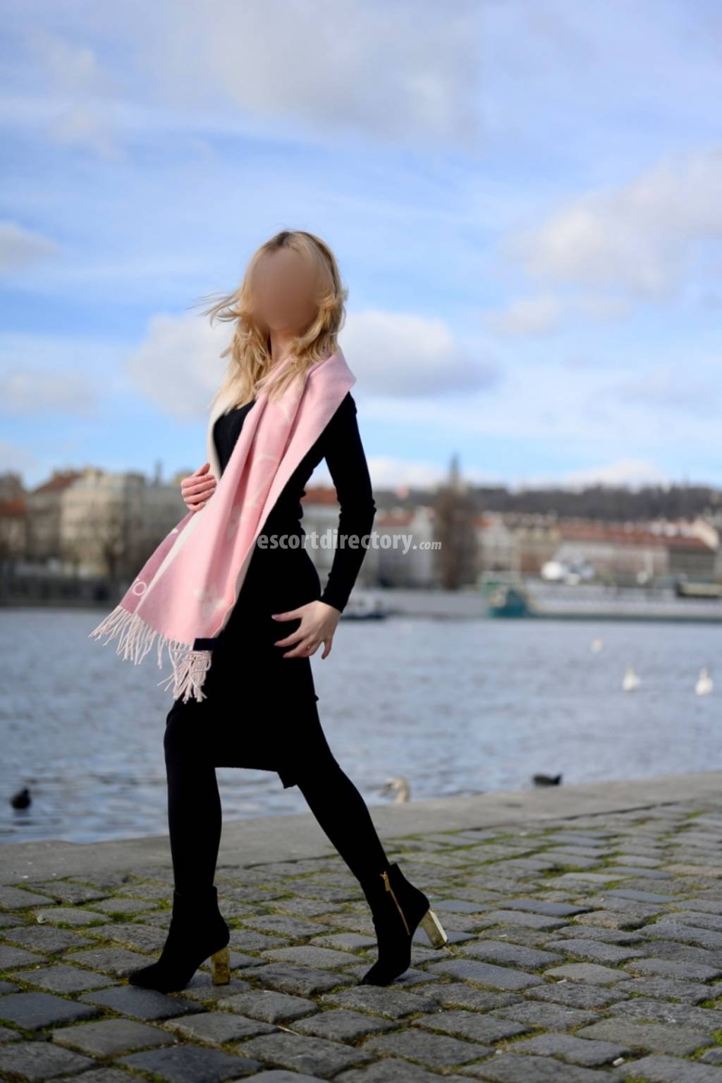 Venus escort in Prague offers French Kissing services
