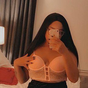 Shanna escort in Montreal offers Golden Shower (recieve) services