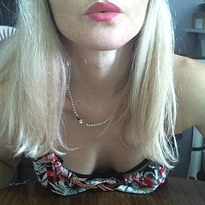Hemma escort in Clermont-Ferrand offers Fetish services