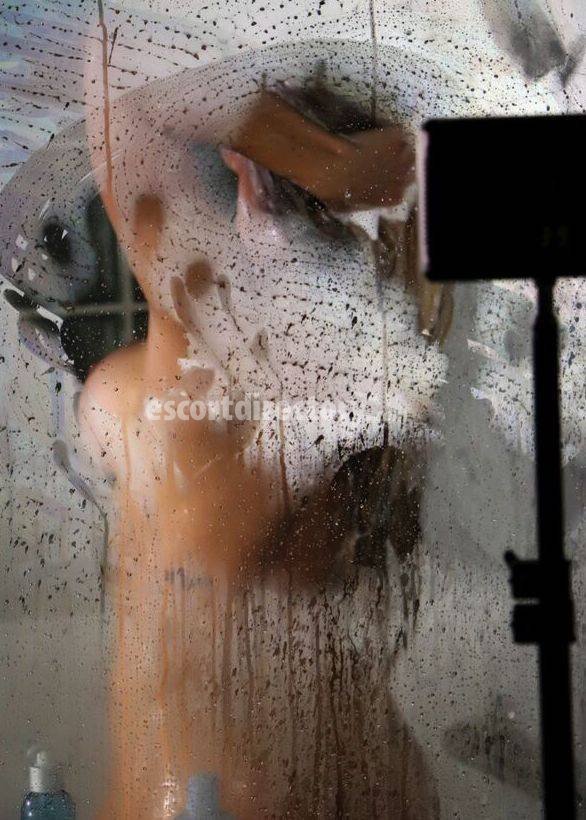 Hot girl in Dubai offers Masaje erótico