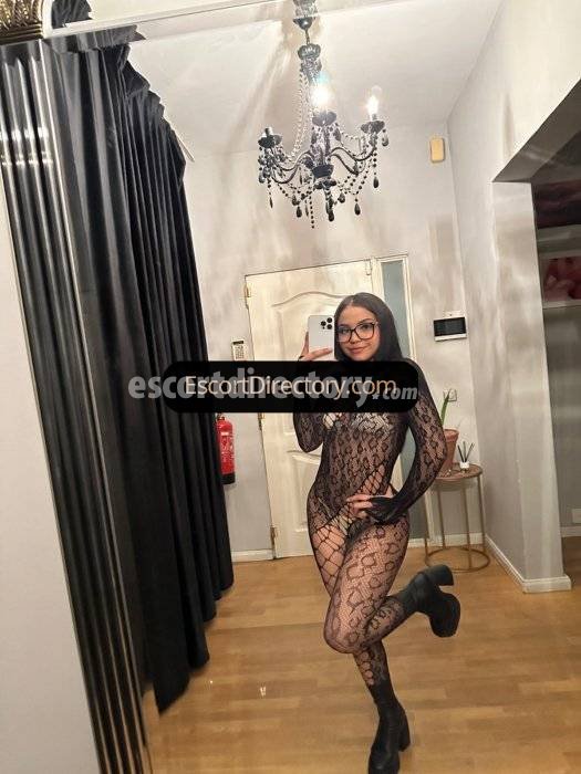 Paola escort in Zurich offers Cum on Face services