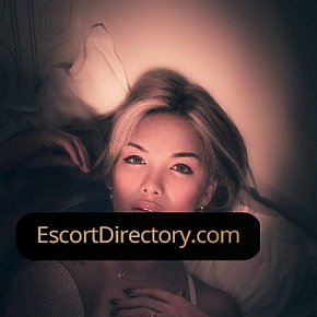 Bee-Love escort in Bangkok offers Erotic massage services