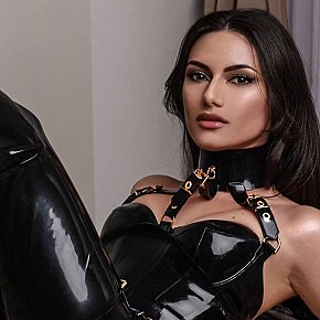 Mistress-Vixen-Noir escort in Berlin offers Facesitting services