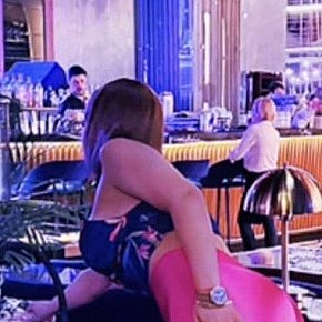 Lala escort in Dubai offers Bacio alla francese services