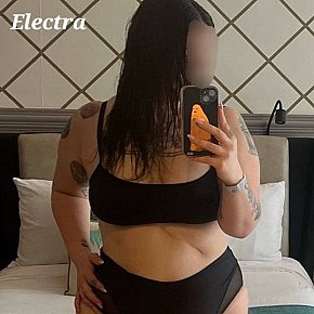 Electra Mature escort in Montreal offers Intimate massage services