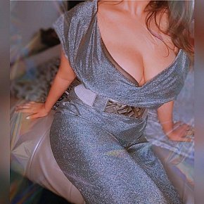 Simmy escort in Toronto offers Golden Shower (give) services