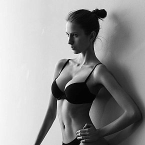 DIANA Modella/Ex-modella escort in Paris offers Pompino senza preservativo fino al completamento services