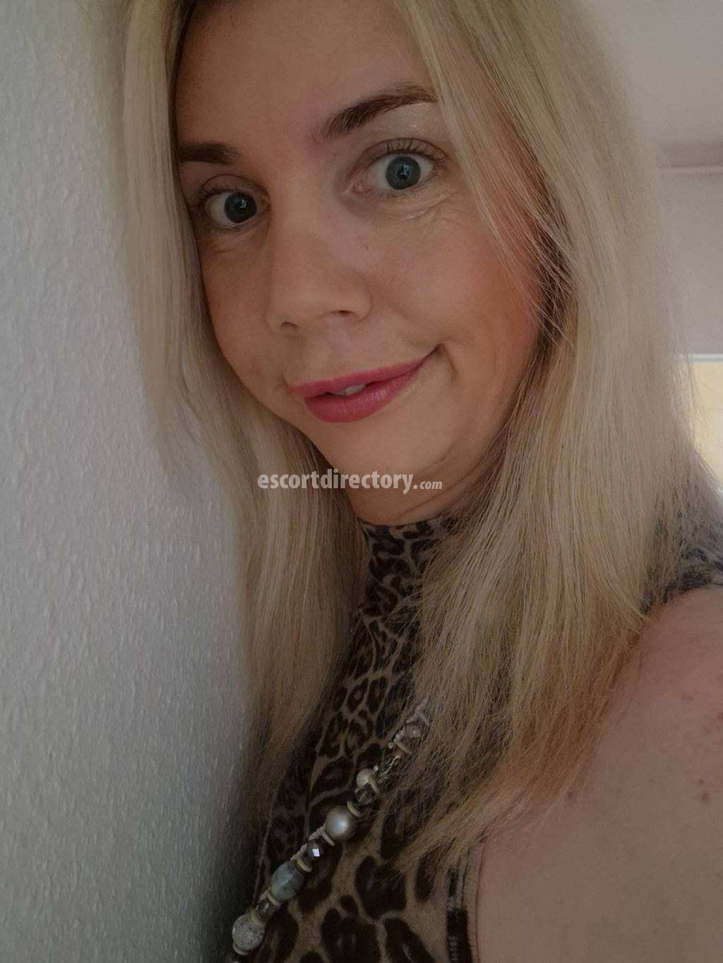 Trans Loulou Lamour trans escort in Frankfurt offers handjob services