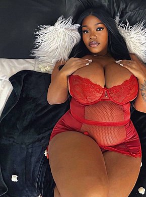 Ebony-Big-Boobs-lucy escort in Dubai offers Beijo francês services