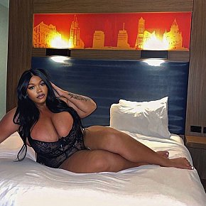 Ebony-Big-Boobs-lucy escort in Dubai offers Beijo francês services