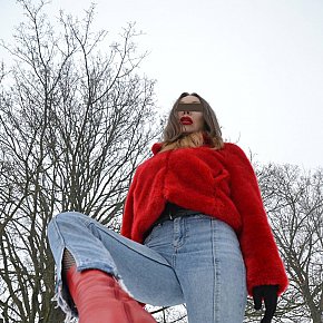 Mistress-O escort in Berlin offers Juego de Roles y Fantasía
 services