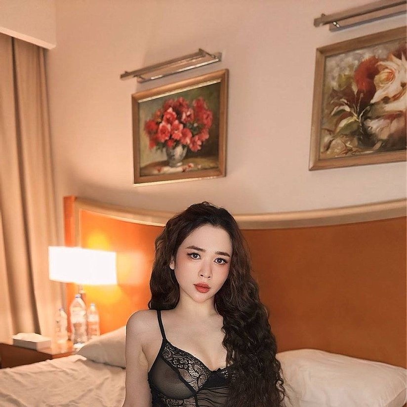 Lisa performs Sexo em diferentes posições, escort in Dubai