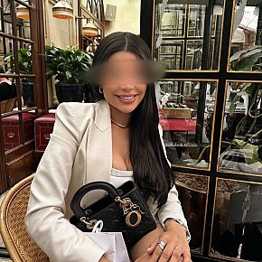 Ahza escort in Singapore City offers Masaj Senzual Integral services