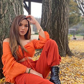 Lady-luster escort in Kuala Lumpur offers Masaje erótico
 services