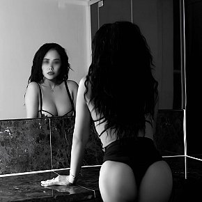 Chloe Naturală escort in Dubai offers Spanking (Activ) services
