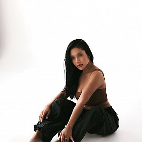 Chloe Naturală escort in Dubai offers Spanking (Activ) services