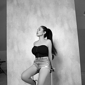 Chloe escort in Dubai offers Striptease/Lapdance services