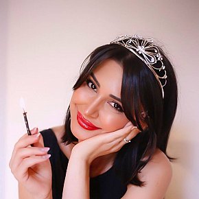 Sinti escort in Dubai offers Striptease/Lapdance services